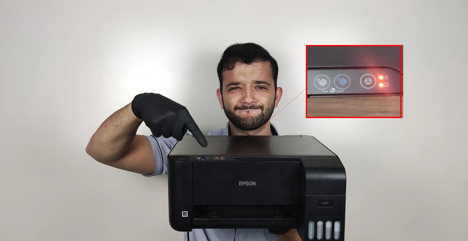 Técnico apontando para as luzes de erro acesas em uma impressora Epson