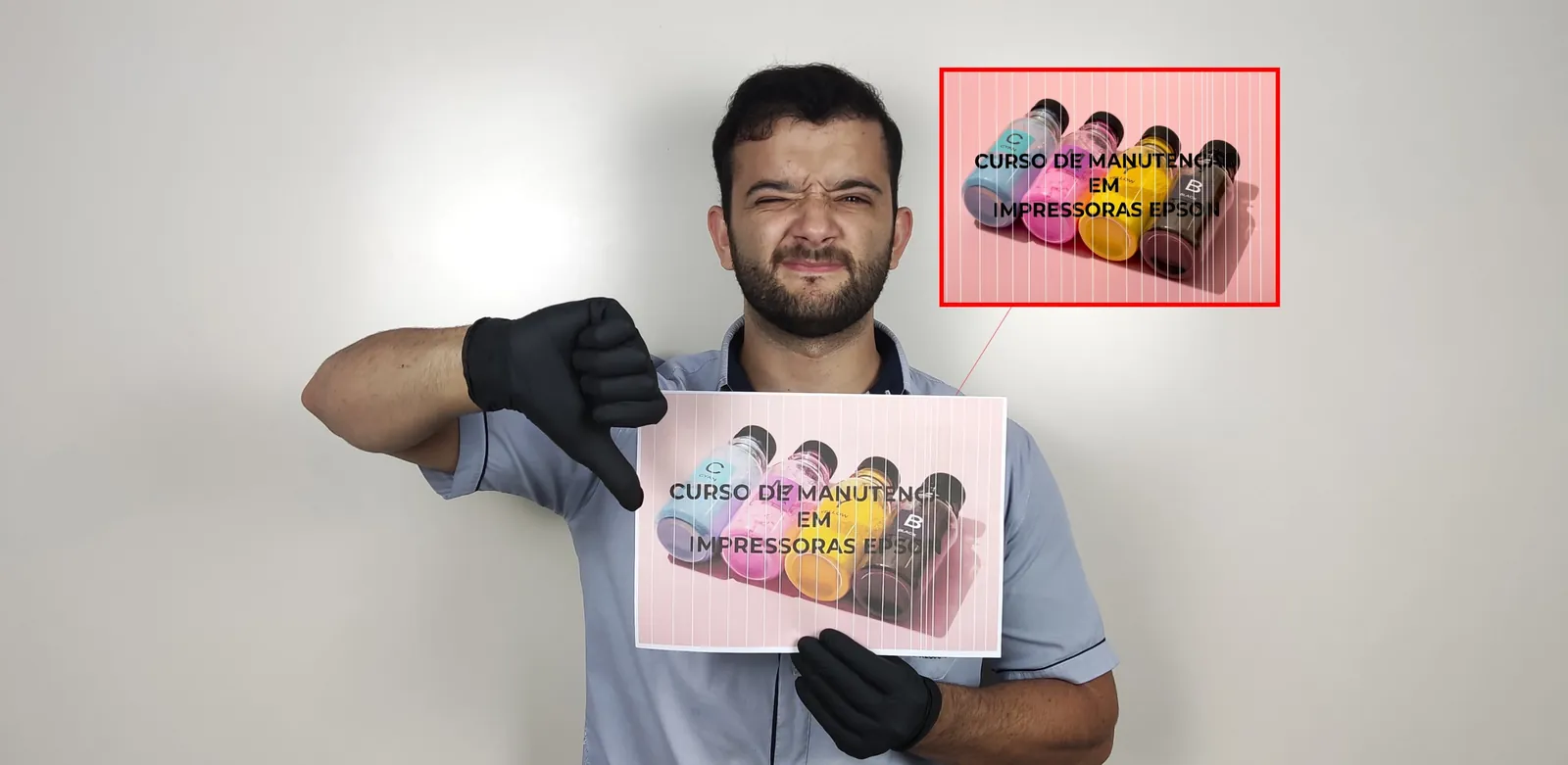 Técnico mostrando sinal negativo para folha com falha de impressão em curso de manutenção Epson
